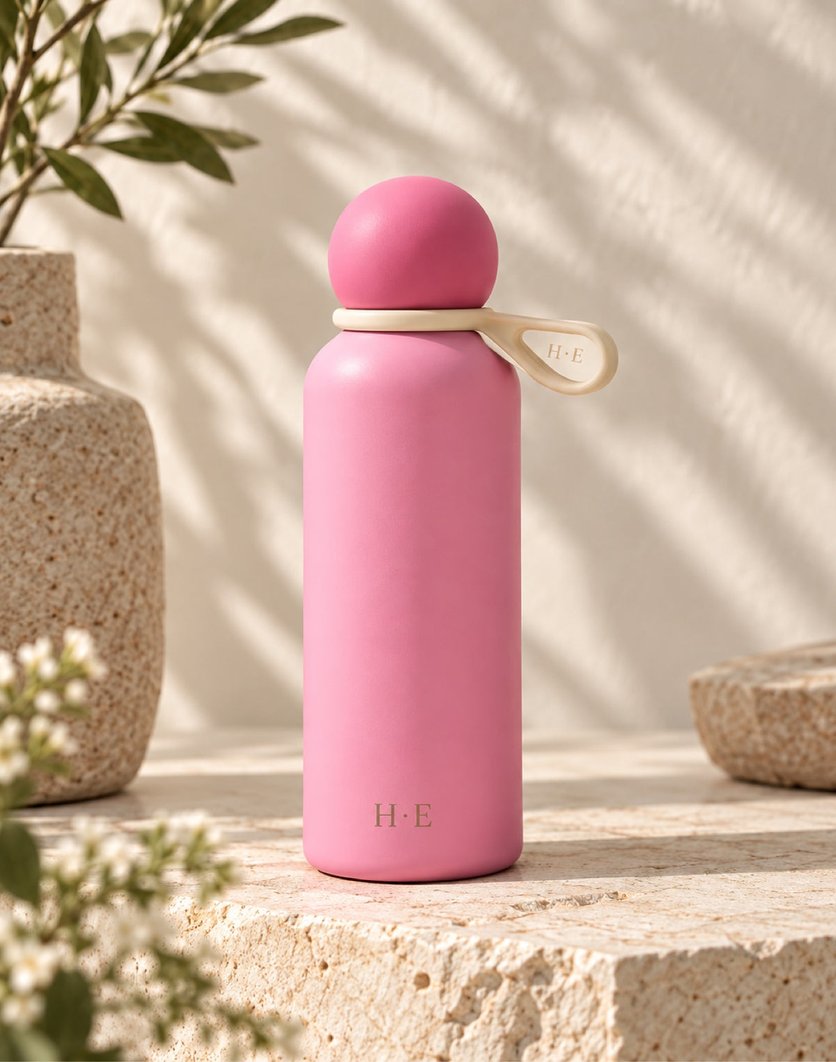 Färg Collection 500 ml vacuum bottle in Knopp – a playful pink, with round cap and H·E carry loop